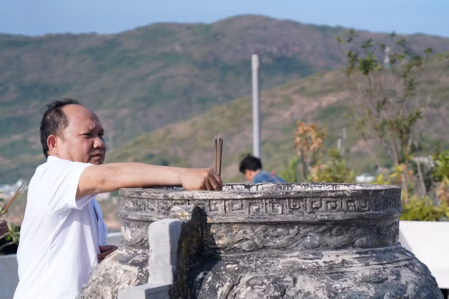 Phó Bí thư Thường trực Tỉnh ủy Rah Lan Chung dâng hương tại Tượng đài Trần Hưng Đạo. Ảnh: N.H