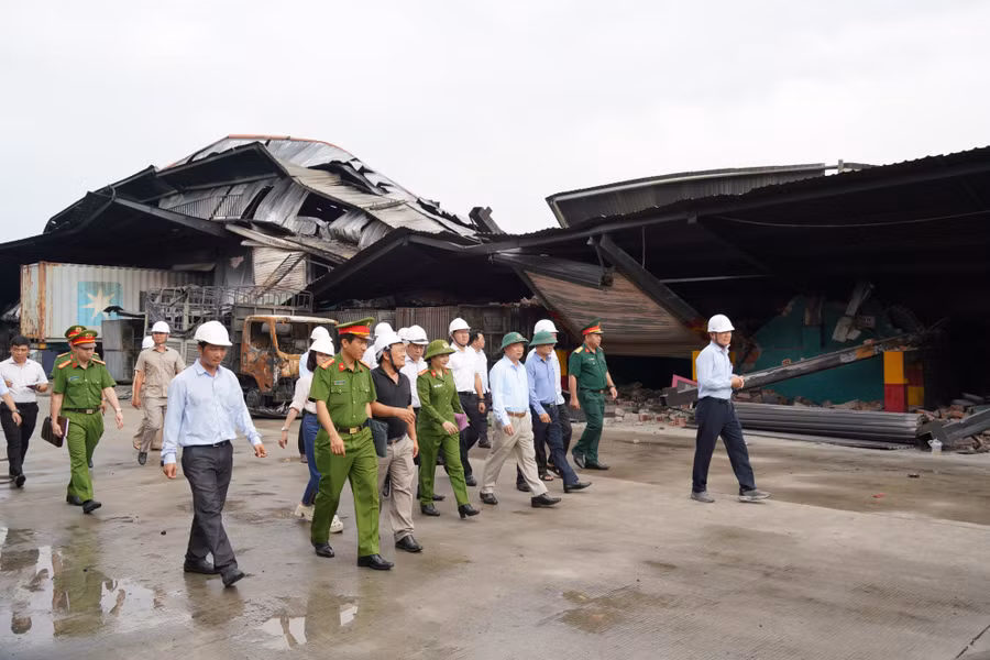 doan-cong-tac-cua-tinh-kiem-tra-hien-truong-vu-chay-tai-cong-ty-tnhh-tong-hop-tan-dai-hung-khu-cong-nghiep-a-thuoc-khu-kinh-te-nhon-hoi.jpg