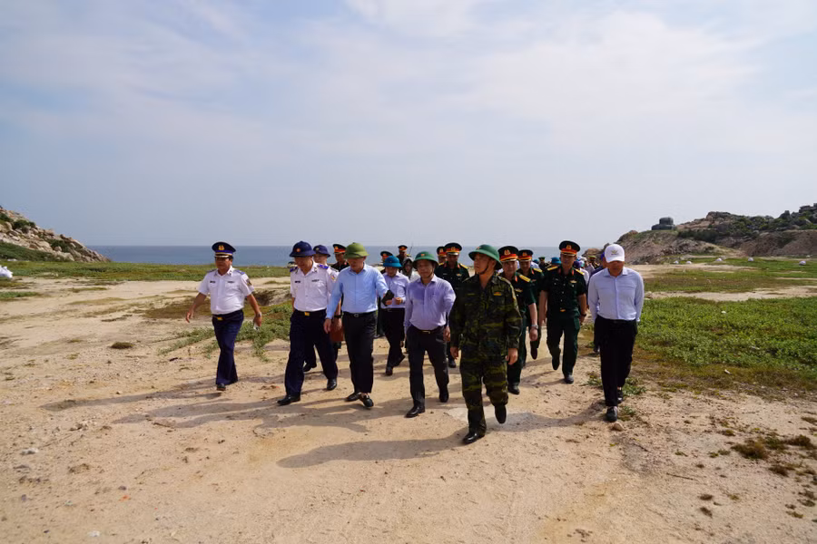 doan-cong-tac-khao-sat-tren-dao-nhon-chau.jpg
