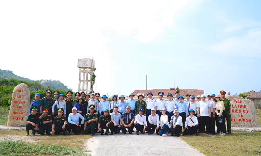 doan-cong-tac-chup-anh-luu-niem-voi-can-bo-chien-si-lam-nhiem-vu-tren-xa-dao.jpg