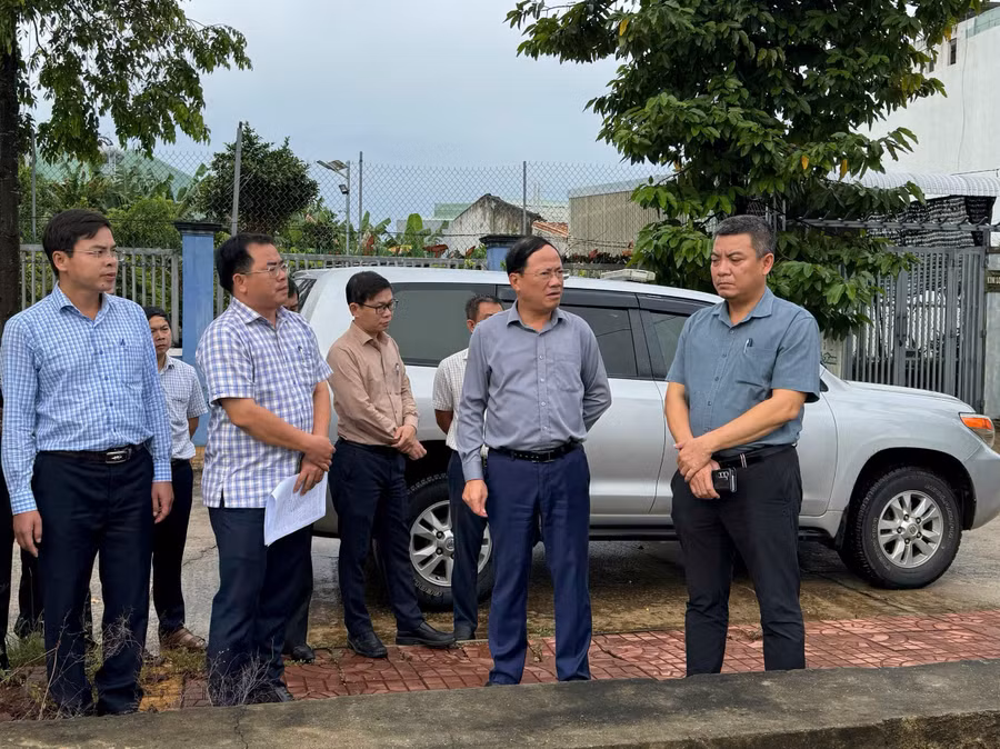 a8chu-tich-ubnd-tinh-pham-anh-tuan-khao-sat-viec-trien-khai-du-an-do-thi-thuong-mai-tren-dia-ban-phuong-quy-nhon-dong-anh-nh.jpg
