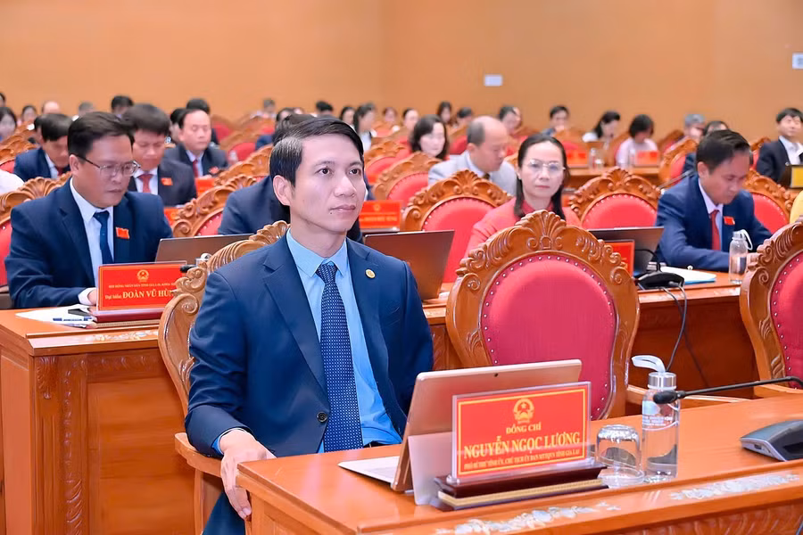 dong-chi-nguyen-ngoc-luong-pho-bi-thu-tinh-uy-chu-tich-uy-ban-mttq-viet-nam-tinh-tham-du-ky-hop.jpg
