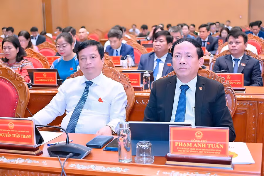 dong-chi-pham-anh-tuan-uy-vien-ban-chap-hanh-trung-uong-pho-bi-thu-tinh-uy-chu-tich-ubnd-tinh-ben-phai.jpg