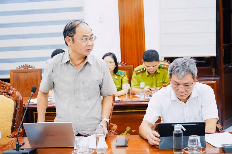 pho-giam-doc-so-cong-thuong-tran-thuc-kham-bao-cao.jpg
