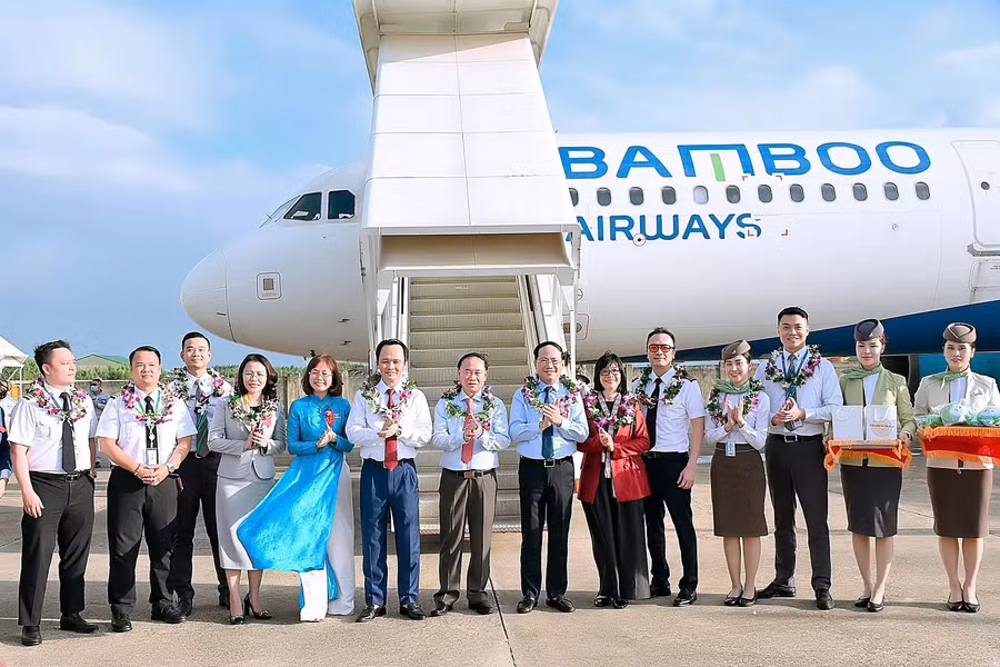 Các đồng chí lãnh đạo Trung ương và tỉnh Gia Lai trao vòng nguyệt quế chúc mừng các thành viên tổ bay. Ảnh: Đức Thụy