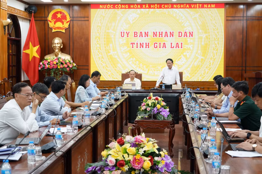 quang-canh-hoi-nghi-tai-diem-cau-ubnd-tinh-anh-nh.jpg
