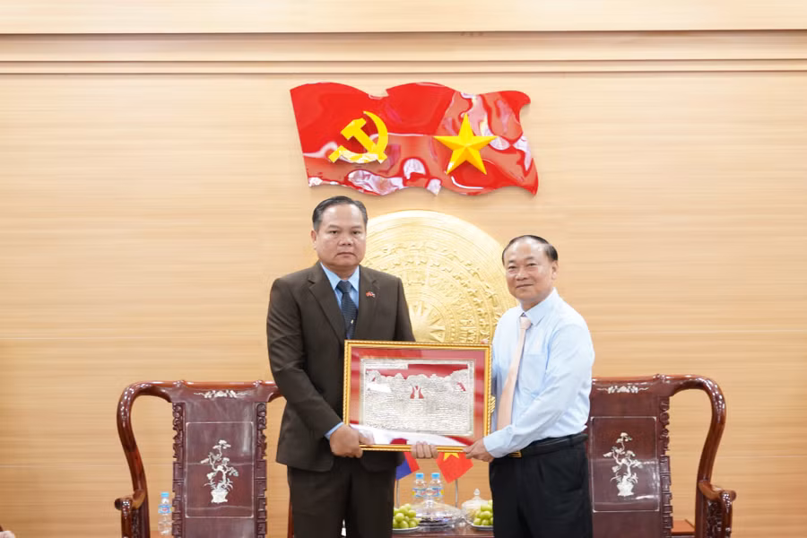 a3-pho-bi-thu-tinh-uy-champasak-tang-qua-cho-bi-thu-tinh-uy-gia-lai.jpg