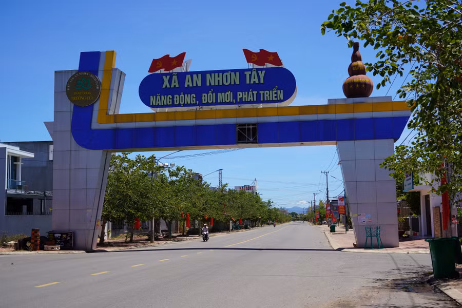 mot-tuyen-duong-o-xa-an-nhon-tay.jpg