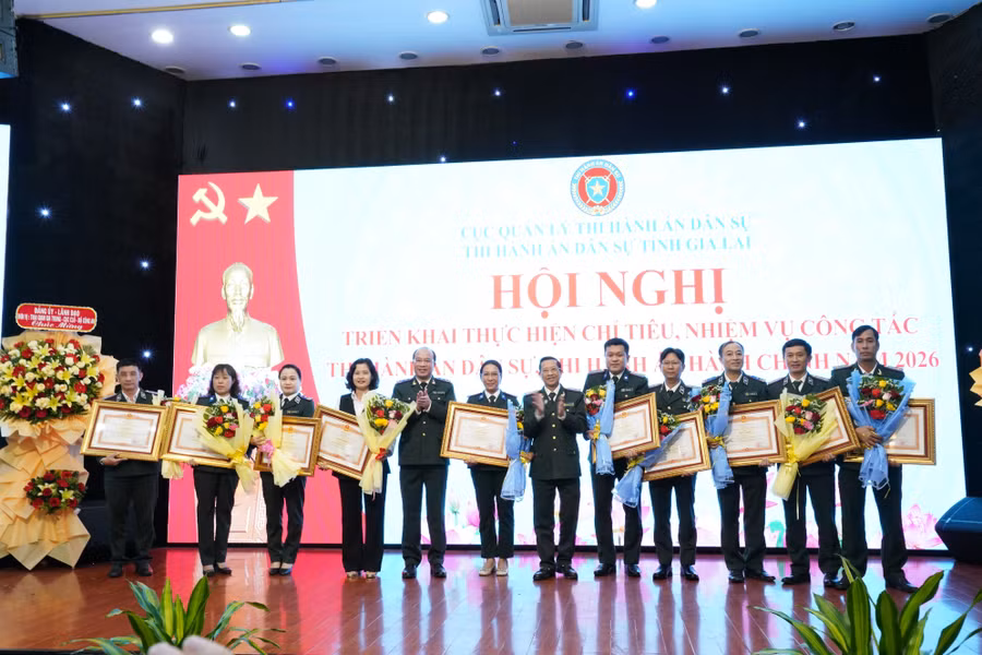 a2-trao-bang-khen-cua-thu-tuong-cho-cac-ca-nhan.jpg
