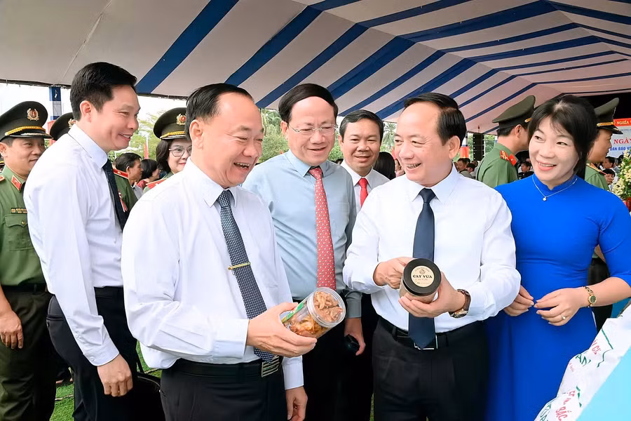 cac-dong-chi-lanh-dao-trung-uong-va-tinh-tham-quan-cac-gian-hang-ocop.jpg