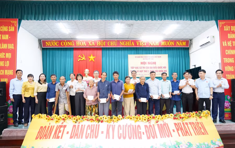 doan-dai-bieu-quoc-hoi-tinh-trao-tang-qua-cho-cac-gia-dinh-chinh-sach-tieu-bieu-tren-dia-ban-xa-phu-my-tay.jpg