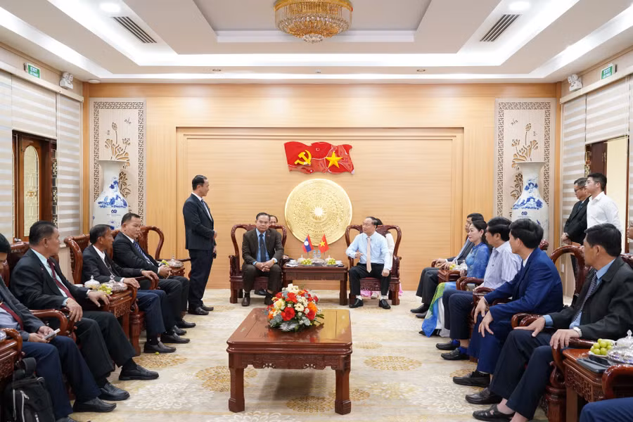a1-quang-canh-buoi-lam-viec.jpg