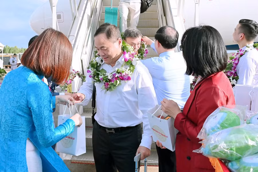 Tặng quà cho các du khách. Ảnh: Đức Thụy