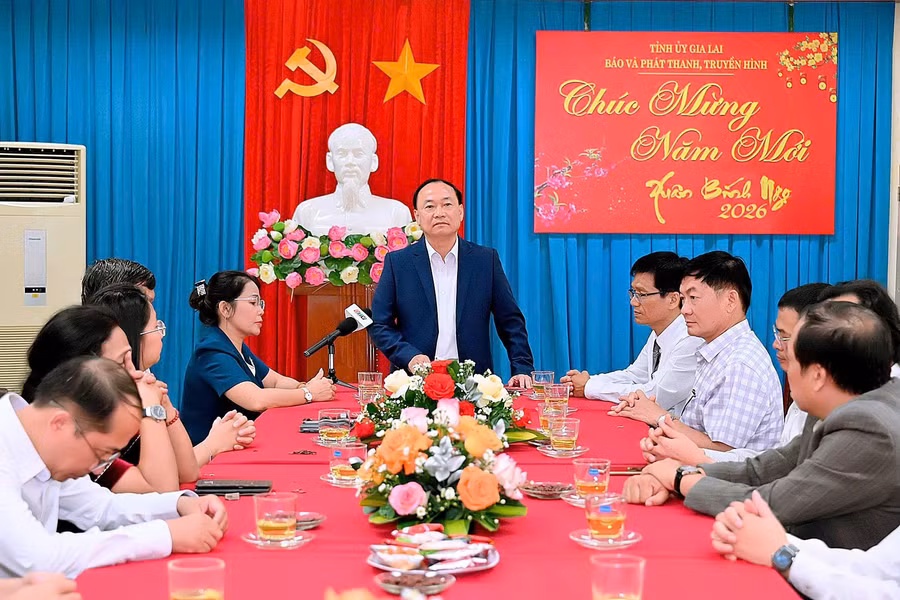 a4-bi-thu-tinh-uy-chuc-tet-tap-the-bao-va-phat-thanh-va-truyen-hinh.jpg