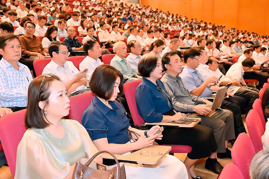 Các đại biểu được nghiên cứu, học tập, quán triệt và triển khai thực hiện Nghị quyết Hội nghị lần thứ 2 Ban Chấp hành Trung ương Đảng khóa XIV gồm 5 chuyên đề. Ảnh: Đức Thụy