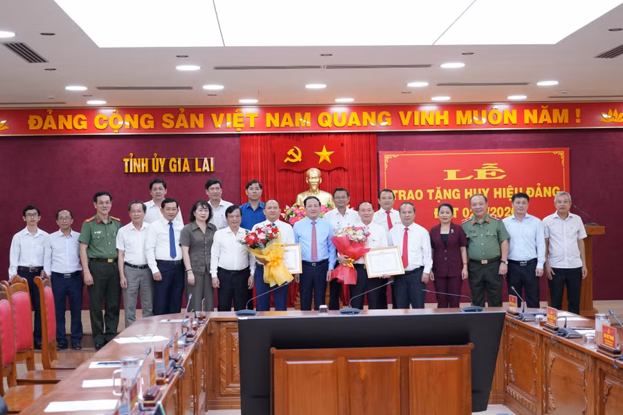 cac-dong-chi-uy-vien-ban-thuong-vu-tinh-uy-tang-hoa-chuc-mung.jpg