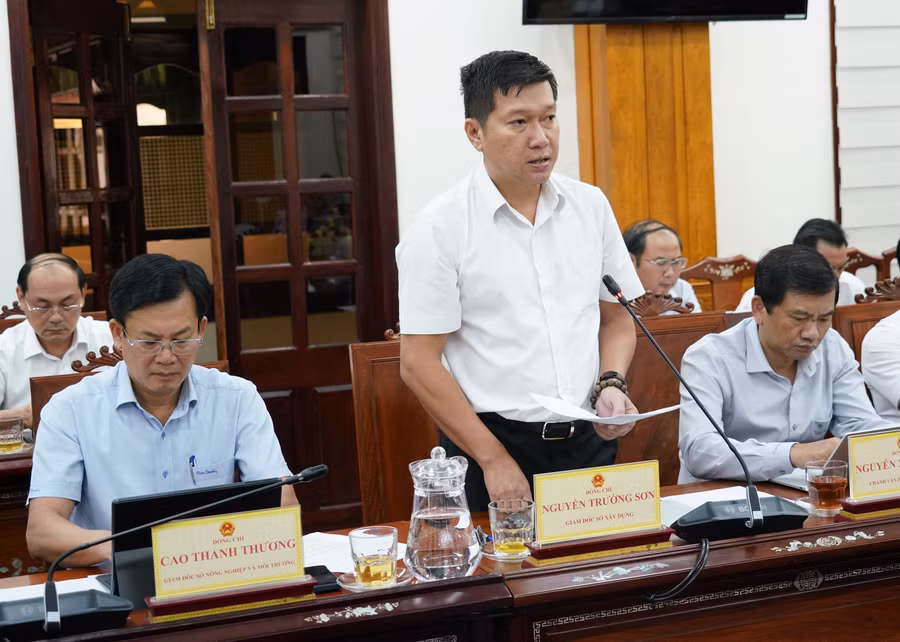 Giám đốc Sở Xây dựng Nguyễn Trường Sơn báo cáo tình hình triển khai các dự án giao thông trọng điểm trên địa bàn tỉnh. Ảnh: N.H