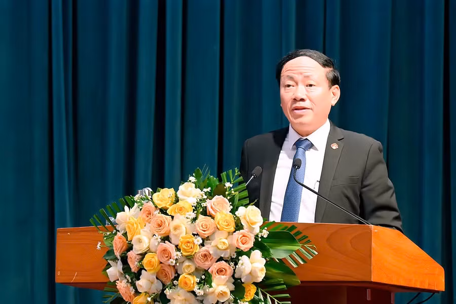 chu-tich-ubnd-tinh-pham-anh-tuan-trinh-bay-to-trinh-bau-bo-sung-chuc-danh-uy-vien-ubnd-tinh-doi-voi-dai-ta-tran-the-phan.jpg