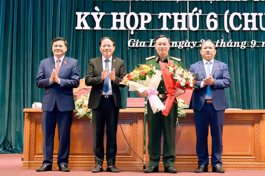 chu-tich-hdnd-tinh-rah-lan-chung-va-chu-tich-ubnd-tinh-pham-anh-tuan-da-tang-hoa-chuc-mung-chi-huy-truong-bo-chi-huy-quan-su-tinh-tran-the-phan.jpg