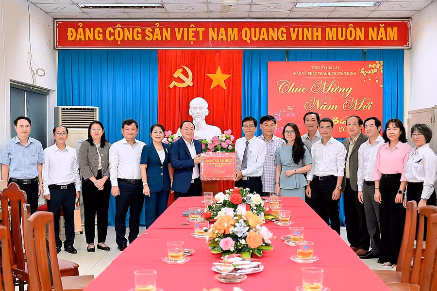 a5-bi-thu-tinh-uy-thai-dai-ngoc-tang-qua-cho-lanh-dao-don-vi.jpg