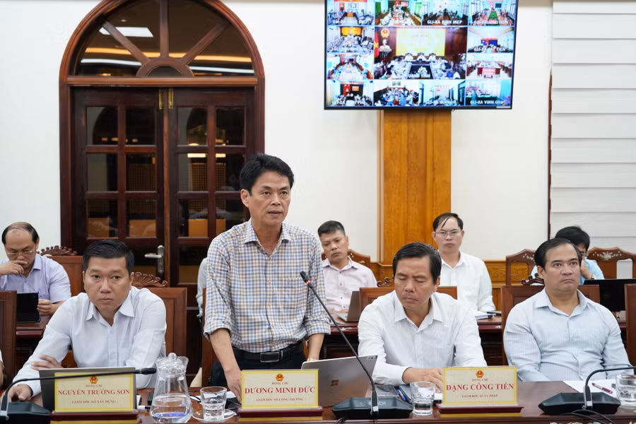 Giám đốc Sở Công Thương Dương Minh Đức báo cáo về chỉ số sản xuất công nghiệp (IIP) tháng 3-2026. Ảnh: N.H