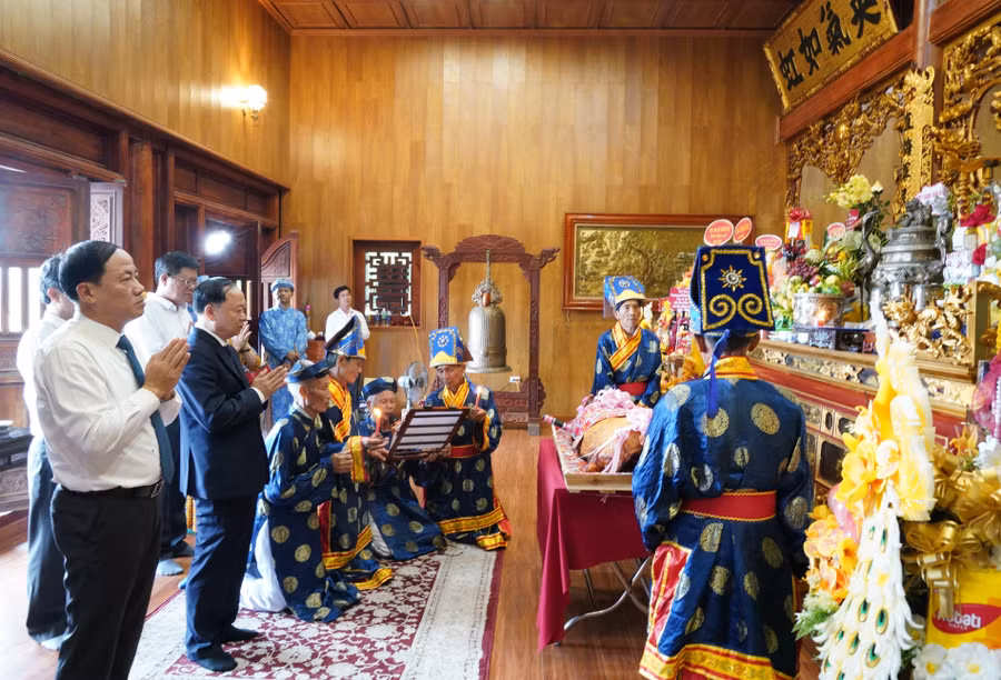 1-doc-chuc-van-on-lai-cong-lao-cua-anh-hung-dan-toc-nguyen-trung-truc.jpg
