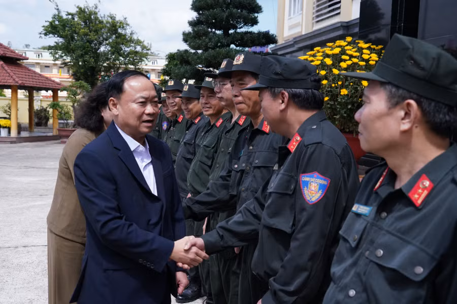 a4-bi-thu-tinh-uy-thai-dai-ngoc-tham-chuc-tet-trung-doan-cscd.jpg