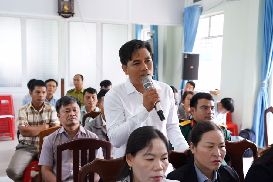 Cử tri xã Canh Liên phát biểu ý kiến, kiến nghị tại hội nghị. Ảnh: N.H