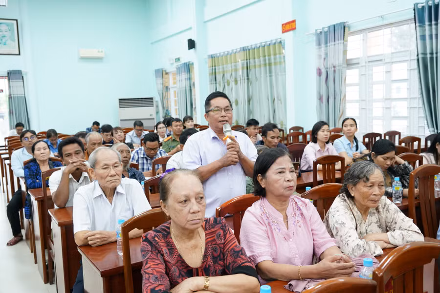 cu-tri-xa-van-canh-phat-bieu-y-kien-kien-nghi-tai-buoi-tiep-xuc-cu-tri.jpg