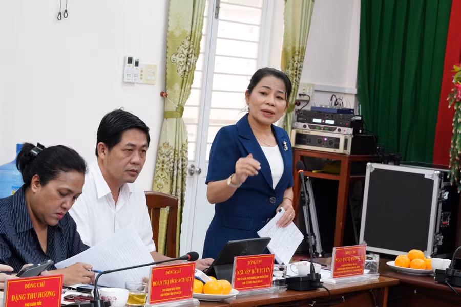 a3-truong-ban-tuyen-giao-va-dan-van-tinh-uy-nguyen-thi-phong-vu-phat-bieu-tai-buoi-lam-viec.jpg