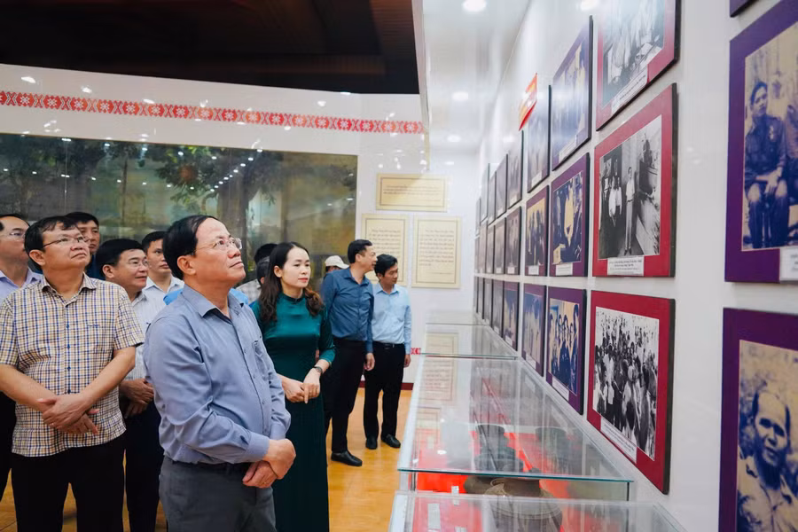 chu-tich-ubnd-tinh-pham-anh-tuan-tham-quan-nha-tuong-niem-anh-hung-nup.jpg
