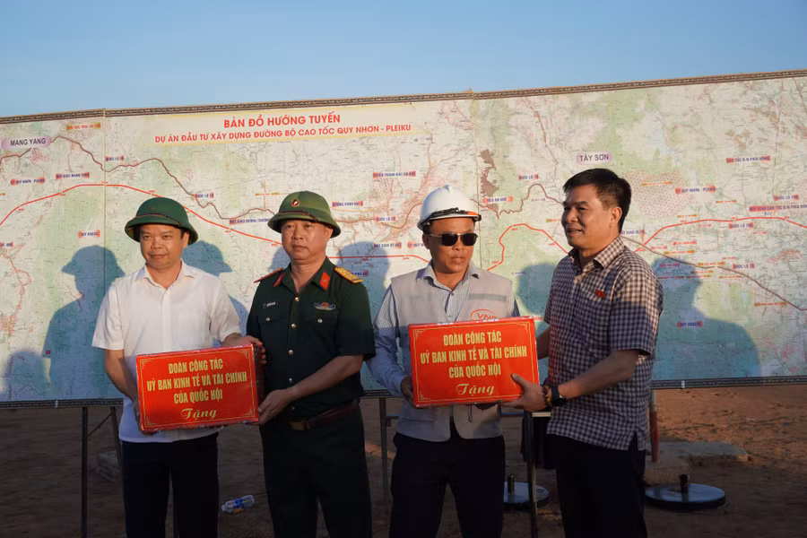 pho-chu-nhiem-uy-ban-kinh-te-va-tai-chinh-cua-quoc-hoi-nguyen-huu-toan-va-pho-chu-tich-ubnd-tinh-nguyen-huu-que-tang-qua-cho-cac-don-vi-thi-cong-du-an.jpg
