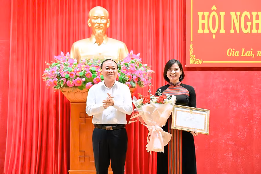 Bí Thư Tỉnh ủy Thái Đại Ngọc (bên trái) trao bằng khen của Ban Thường vụ Tỉnh ủy cho đồng chí Trần Thị Ngọc Hà - Trưởng Ban Xây dựng Đảng xã Lơ Pang. Ảnh Đức Thụy