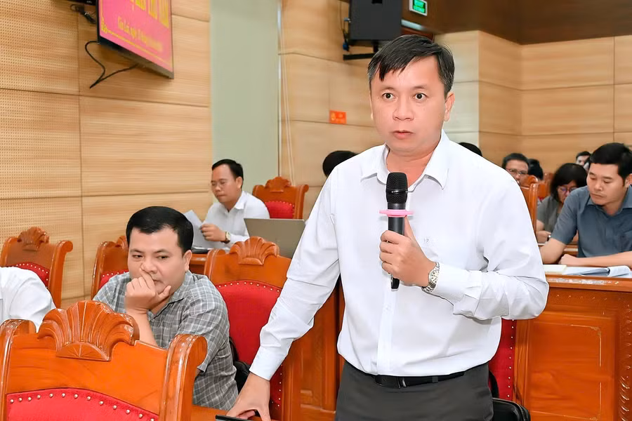 Bí thư Đảng ủy xã Bình Khê Nguyễn Văn Khánh phát biểu tham luận tại hội nghị. Ảnh: Đức Thụy