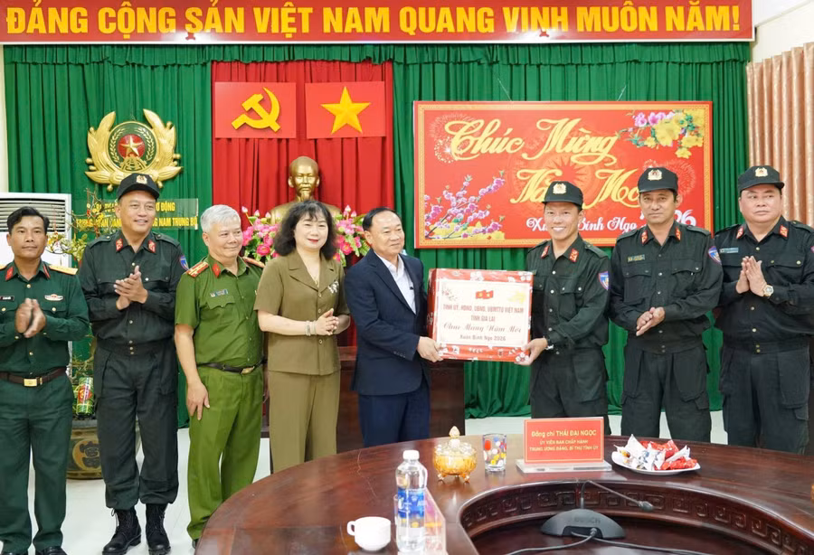 a5-bi-thu-tinh-uy-thai-dai-ngoc-tang-qua-cho-trung-doan-cscd-nam-trung-bo.jpg