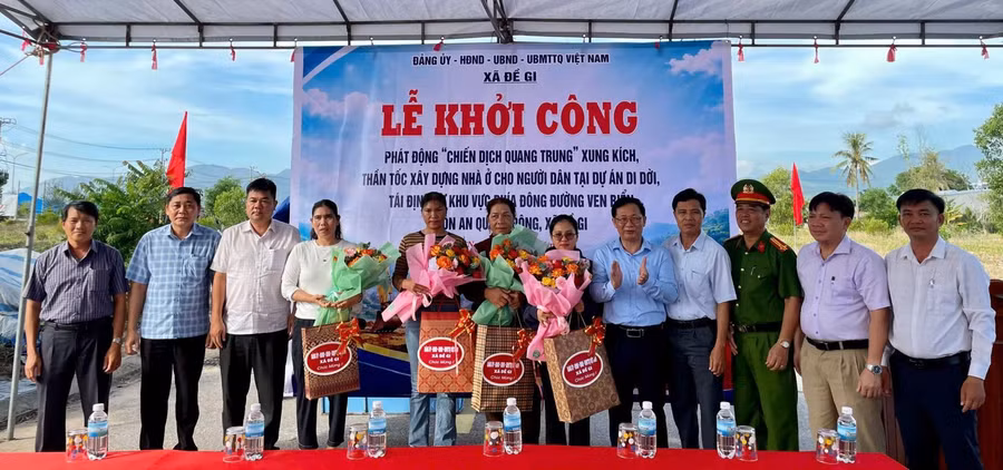 lanh-dao-xa-tang-qua-cho-cac-ho-dan-khoi-cong-xay-dung-nha.jpg