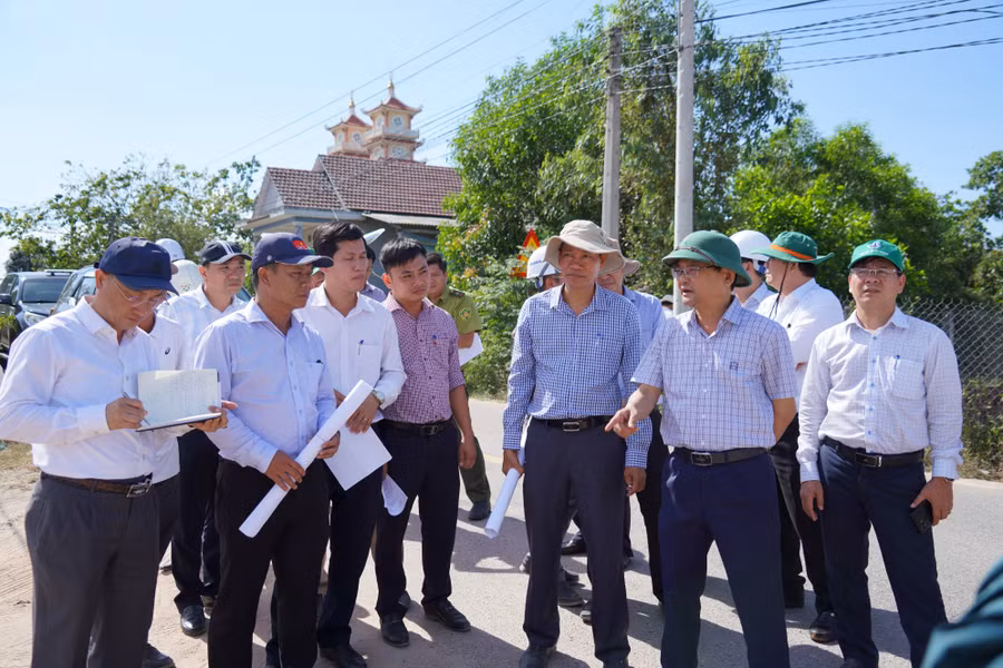 pho-chu-tich-ubnd-tinh-nguyen-tu-cong-hoang-nghe-bao-cao-tien-do-thi-cong-duong-phia-tay-huyen-phu-cat-tuyen-tu-khu-cong-nghiep-hoa-hoi-den-khu-vuc-san-bay-phu-cat.jpg