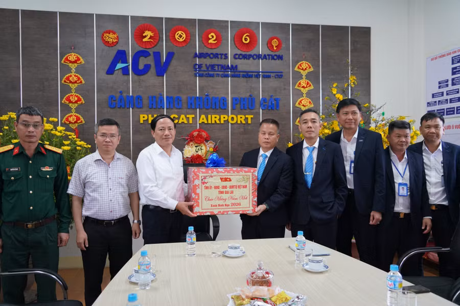 a3-chu-tich-ubnd-tinh-tang-qua-cang-hang-khong-phu-cat.jpg