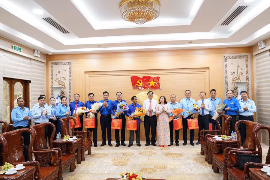 pho-chu-tich-thuong-truc-uy-ban-mttq-viet-nam-tinh-tran-minh-son-tiep-xa-giao-doan-dai-bieu-thanh-nien-cac-tinh-cua-lao-va-campuchia.jpg