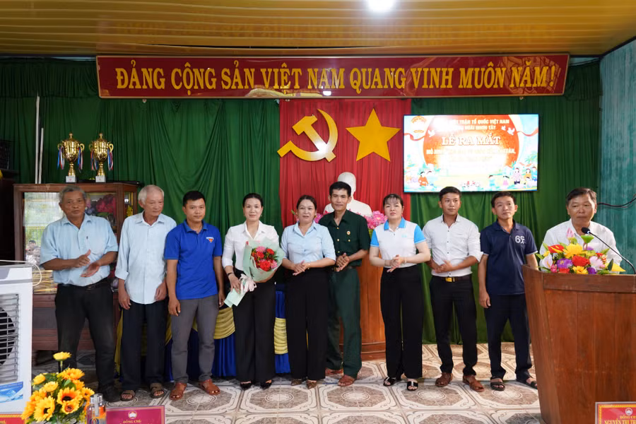 cac-thanh-vien-mo-hinh-ra-mat-tai-buoi-le.jpg