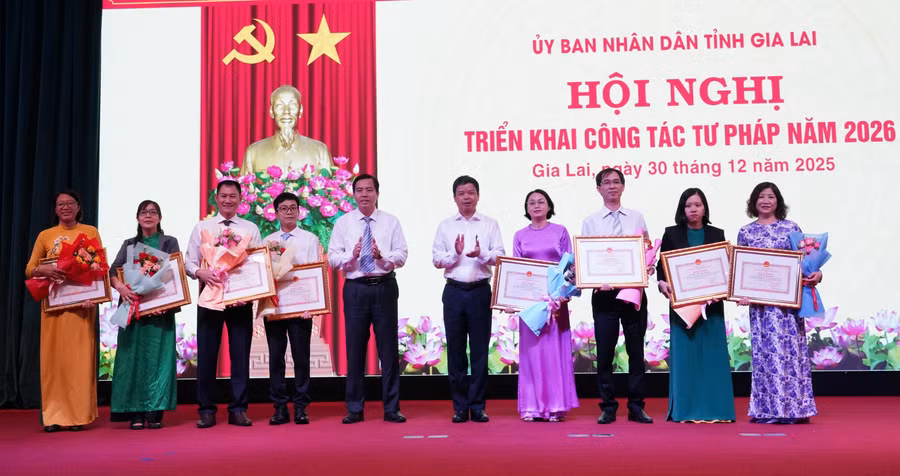 a3-trao-bang-khen-cho-cac-tap-the-ca-nhan.jpg