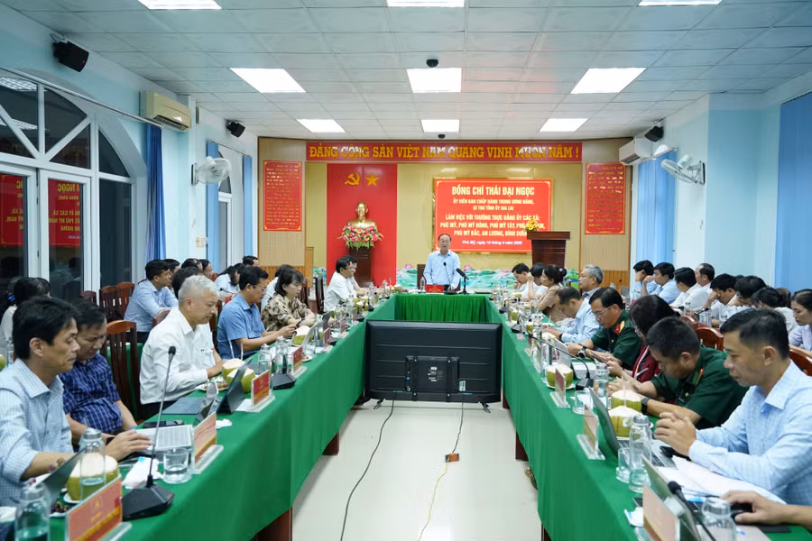 quang-canh-buoi-lam-viec.jpg