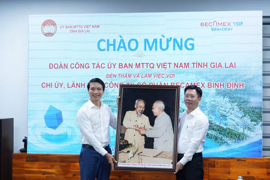 pho-bi-thu-tinh-uy-chu-tich-uy-ban-mttq-viet-nam-tinh-nguyen-ngoc-luong-tang-qua.jpg