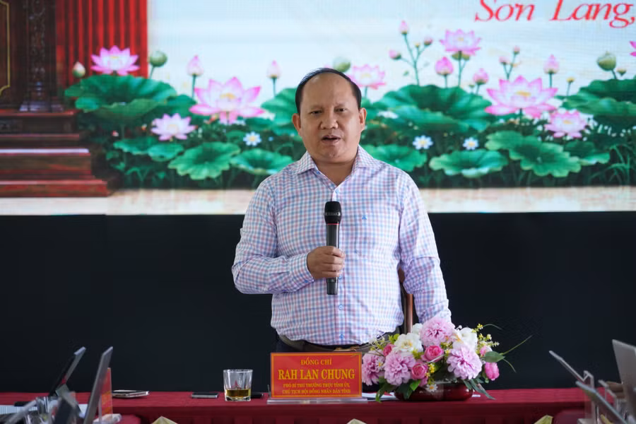 pho-bi-thu-thuong-truc-tinh-uy-chu-tich-hdnd-tinh-rah-lan-chung-lam-viec-voi-ban-thuong-vu-dang-uy-xa-son-lang.jpg
