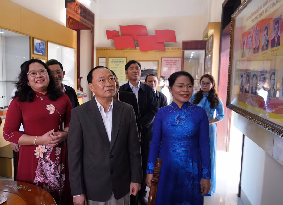 a3-bi-thu-tinh-uy-thai-dai-ngoc-tham-quan-nha-luu-niem-de-po-dieu-tri.jpg