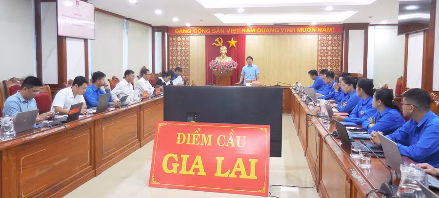 anh-1-quang-canh-buoi-lam-viec.jpg