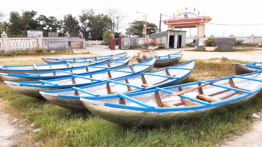 anh-3-xa-tuy-phuoc-dong-bo-tri-song-di-chuyen-khi-nuoc-lu-ve.jpg