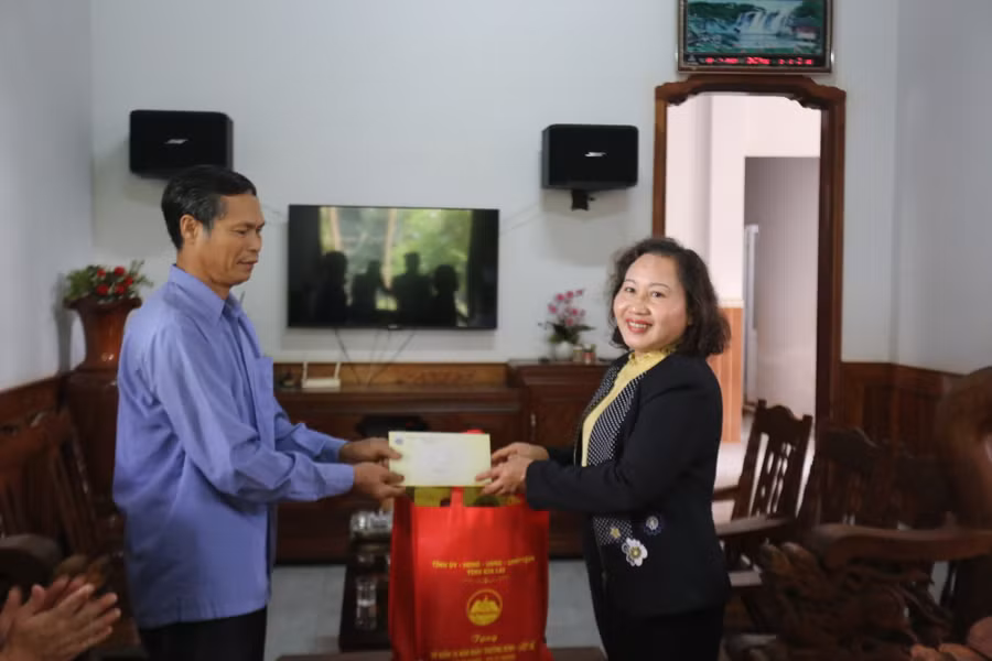 Đoàn đã bày tỏ tấm lòng tri ân với công lao của các gia đình chính sách. Ảnh: Văn Ngọc