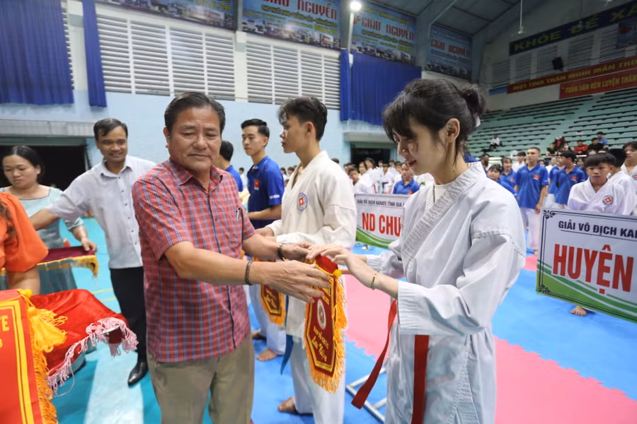 Ban tổ chức trao cờ lưu niệm cho các câu lạc bộ tranh tài tại giải đấu. Ảnh: Văn Ngọc