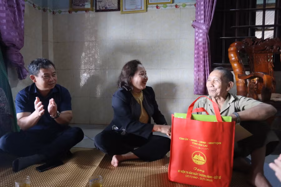 Đoàn đã dành thời gian thăm hỏi sức khỏe các bệnh binh và thân nhân liệt sĩ. Ảnh: Văn Ngọc